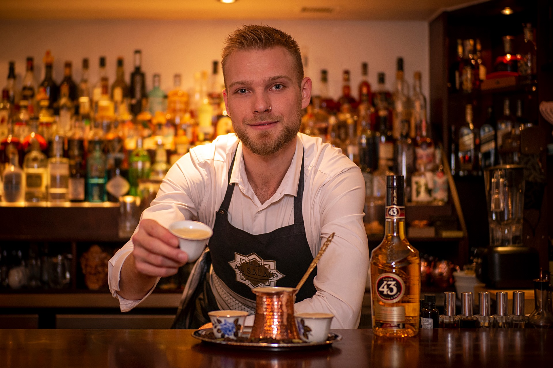 Licor43 2020 Gewinner Nicolas Spirgatis hinter der Bar