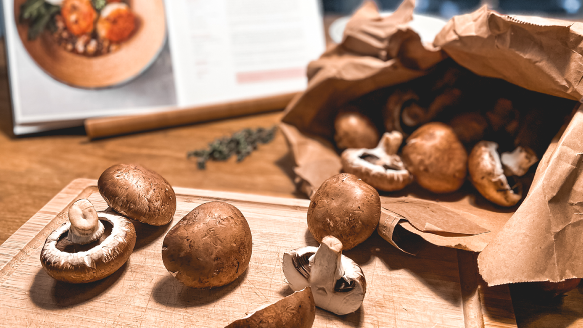 Kochbuch Zwei und Zwanzig - gebratene Kartoffel-Plätzchen mit Estragoncreme und Pilzragout