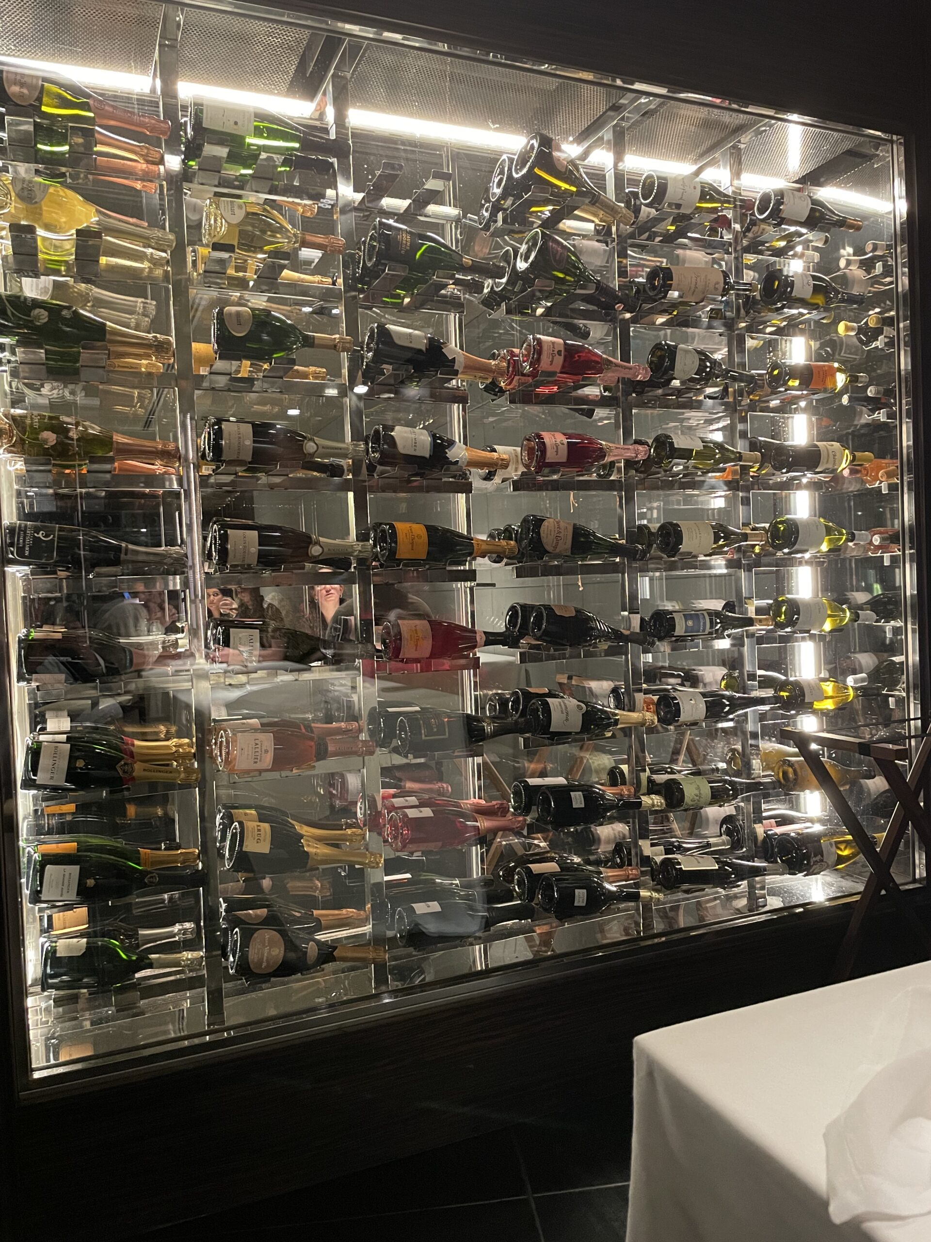 Weinregal im Fine Dining Restaurant Cebo Madrid