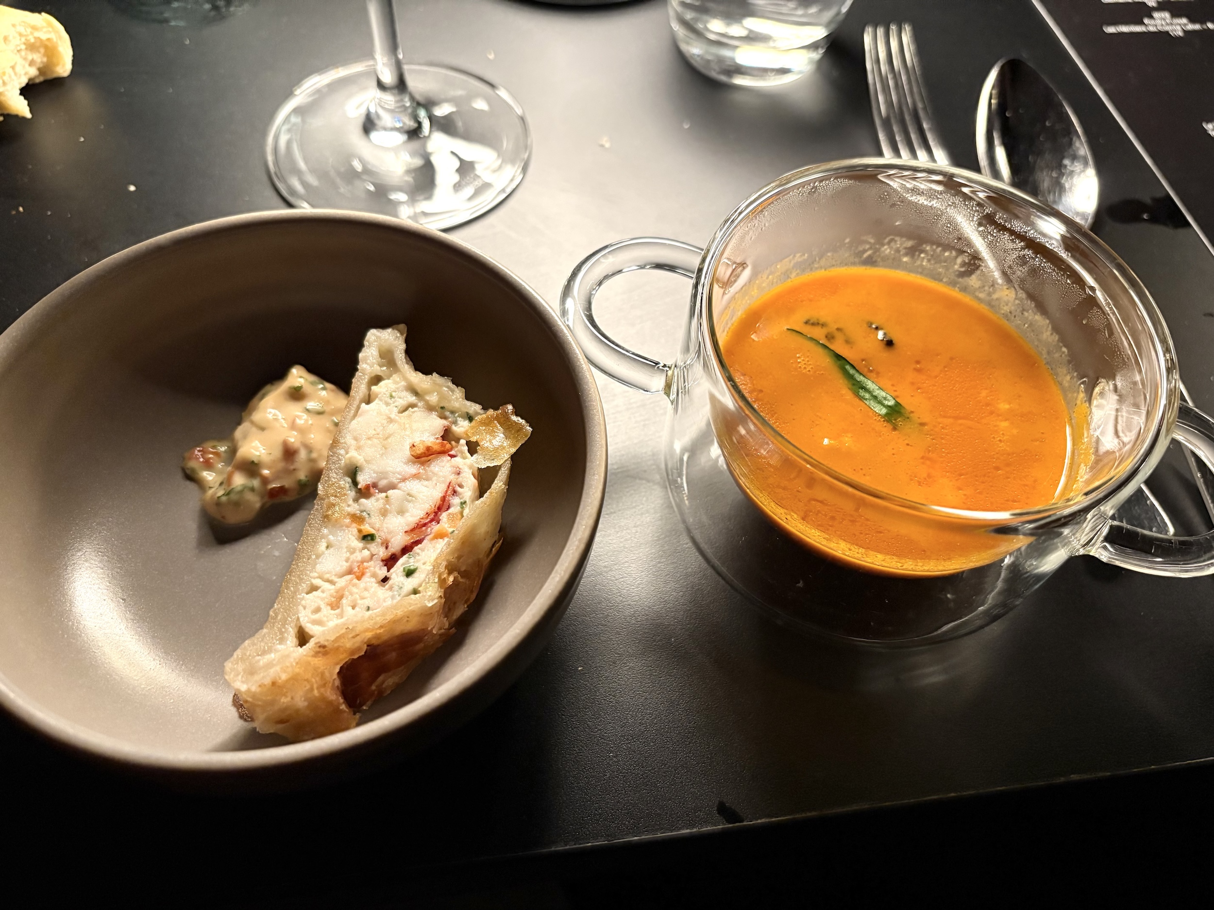 Pop-up-Restaurant Stories IV in Heidelberg. Der 2. Gang des Menüs mit Hummersüppchen